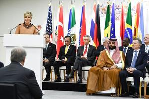 Koningin Máxima krijgt kritiek vanwege haar ontmoeting met de Saudische kroonprins (tweede van rechts) vorige week op de G20-top in Japan. beeld AFP, Brendan Smialowski