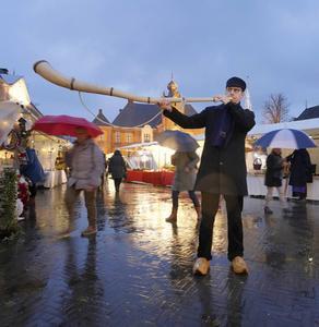 De sonore toon trotseert regen en mist. beeld Ruud Ploeg