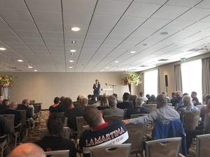 Minister Schouten sprak vrijdag in Nootdorp met de pulsvissers. beeld RD