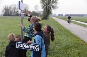 Rouveense schoolkinderen brachten vrijdag naambordjes aan op de Afschuttingsweg. Ze willen dat die Jodenweg wordt genoemd. beeld Eelco Kuiken