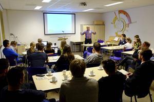 HGJB stafmedewerker Herman van Wijngaarden doet de interactieve Bijbelstudie over Markus 14 over Petrus die Jezus verloochent in de zaal van Kajafas.