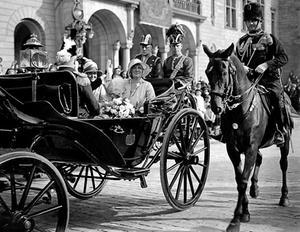 Koningin Wilhelmina en prinses Juliana in 1930 in Rotterdam. beeld ANP