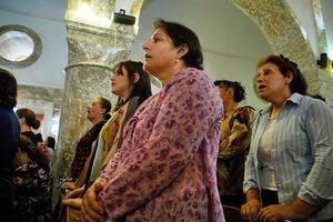 Christenen tijdens een kerkdienst in de Johannes de Doperkerk in Qaraqosh. beeld Jaco Klamer