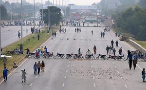 Betogers hebben voor de tweede dag op rij wegen geblokkeerd in Pakistan. beeld AFP