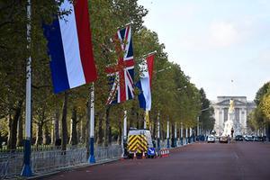 Langs The Mall, de weg die leidt naar Buckingham Palace, hangen donderdag al Nederlandse en Britse vlaggen. beeld EPA