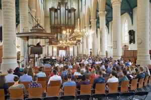 „Jongeren zijn over het algemeen positief over de rol van hun ouders, als het gaat om de vorming van hun identiteit.” Foto: het Pinksterappel van de Christelijke Gereformeerde Kerken in de Laurenskerk in Weesp, in mei dit jaar, trok veel jongeren. beeld Jaco Klamer