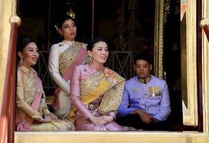 De drie nog erkende kinderen van de koning en zijn nieuwe echtgenote. Van links naar rechts: prinses Bajrakitiyabha, prinses Sirivannavari Nariratana, koningin Suthida en prins Dipangkorn Rasmijoti. beeld EPA