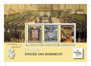 Op drie speciale postzegels ter herdenking van de Dordtse synode is onder meer het voorblad van de eerste Statenbijbel te zien. beeld PostNL