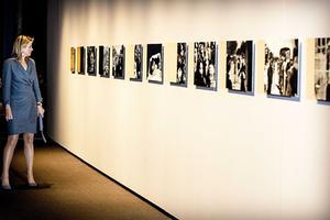 De koningin, wellicht een van de meest gefotografeerde vrouwen van Nederland, kreeg in het Nederlands Fotomuseum een zeer uitgebreide rondleiding. beeld ANP
