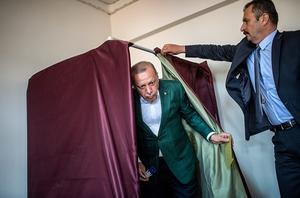 Erdogan brengt zijn stem uit. beeld AFP