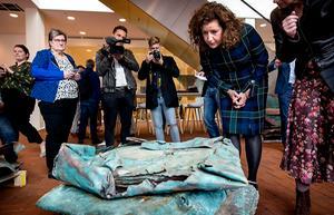 Minister van Engelshoven bij het scheepswrak. beeld ANP