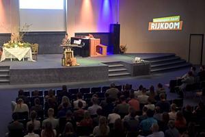 Het jeugdappel ​van het Landelijk Contact Jeugdwerk (LCJ) van de Christelijke Gereformeerde Kerken, zaterdag in Aalsmeerderburg, stond in het teken van het omgaan met geld en goed. beed Paul Dijkstra