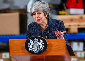 De Britse premier May dook vrijdag op in het stadje Grimsby om een oproep te doen aan de EU zich soepeler op te stellen in het brexitdealoverleg. beeld EPA, Darren Staples.