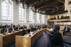 De Provinciale Staten stellen beleidskaders vast. Binnen deze kaders moet het college van Gedeputeerde Staten handelen. Foto: Statenvergadering in het Provinciehuis in Middelburg. beeld SGP Zeeland