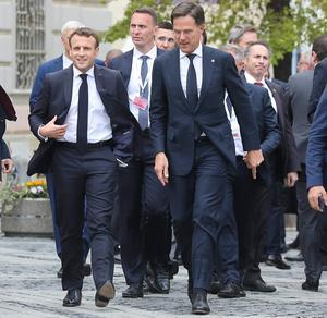 Rutte en Macron in Sibiu. beeld AFP