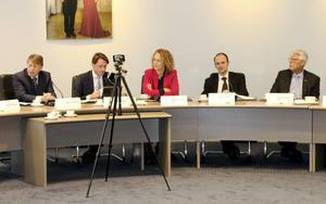 In Piershil werd zaterdag het nieuwe college van Hoeksche Waard gepresenteerd. Op de foto v.l.n.r. verkenner Sjaak van der Tak, Paul Boogaard, Karoline Vorthoren (beiden CDA), Adriaan van der Wulp en Piet van Leenen (SGP). beeld Conno Bochoven