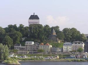 De tijdelijke donjon in 2005. De herbouw van de middeleeuwse toren gaat definitief niet door.  beeld Stichting Donjon, Jeroen de Groot.