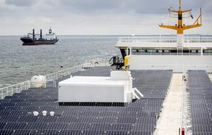 „Het is geen sprookje dat de zon ons meer energie levert dan we op kunnen maken.” Foto: zonnepanelen op het dak van de Texelse veerboot Texelstroom. beeld ANP, Koen van Weel