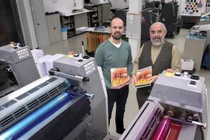 Arie L. de Carpentier (r.) en René Kolsters namen vrijdag het eerste exemplaar van hun gezamenlijke boek in ontvangst. beeld Dirk Hol