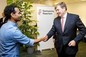 Koning Willem-Alexander in het stadskantoor van Haarlem. beeld ANP