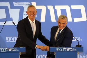 Gantz (l) en Lapid. beeld EPA