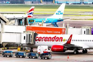 Vakantievliegers op Schiphol. beeld: ANP, Remko de Waal