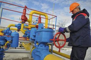 „Nord Stream 2, de beoogde onderzeese gaspijpleiding van Rusland naar Duitsland, is volgens Russische analisten onder meer bedoeld om de transitpijpleiding door Oekraïne overbodig te maken.” Foto: gasopslag bij de Oekraïense stad Stryi. beeld EPA, Pavlo Palamarchuk