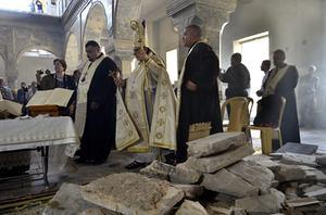 Irakese christenen wonen in juni een mis in Mosul bij. Het is de eerste mis sinds IS uit de stad verdreven is. Beeld EPA, Ammar Salih