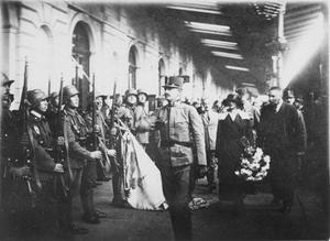 De afgezette keizer Karl van Oostenrijk (m.) reisde in 1921 naar Hongarije om er weer op de troon te komen. Achter hem keizerin Zita.  beeld Wikimedia