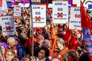 Stakers voor een goed pensioen eerder dit jaar op een actiedag in Amsterdam. Vakbonden eisen dat de AOW-leeftijd 66 jaar wordt. beeld ANP, Robin Utrecht