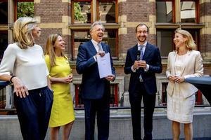 V.l.n.r. minister Kajsa Ollongren, minister Carola Schouten, voorzitter van het Klimaatberaad Ed Nijpels, minister Eric Wiebes en staatssecretaris Stientje van Veldhoven tijdens de presentatie van het Klimaatakkoord. beeld ANP, Robin Utrecht
