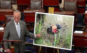 Chuck Schumer laat in de Senaat de foto zien. beeld uit video NBC