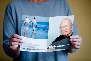 Als iemand aan overheid en samenleving vraagt om hem te doden, kan het antwoord slechts zijn: „Dit is onbespreekbaar, wij willen u niet kwijt!” Foto: folder van De Levenseindekliniek. beeld ANP, Robin van Lonkhuijsen