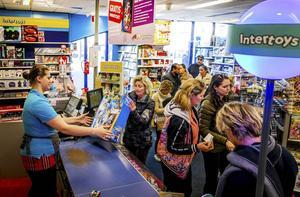 Drukte bij de kassa, zaterdag bij Intertoys in Scheveningen.  beeld ANP, Remko de Waal