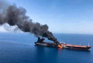 De brandende tanker in de Golf van Oman. beeld EPA