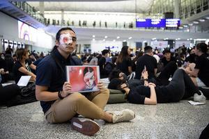 Demonstranten vandaag op Hong Kong Chek Lap Kok, het vliegveld van Hongkong. beeld EPA