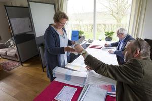 In de huiskamer van de boerderij van de familie Westhoff in Marle bevindt zich het kleinste stembureau van Nederland. „We stemmen hier rechtser dan gemiddeld in Nederland.” beeld RD, Anton Dommerholt