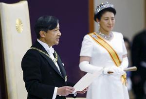 Naruhito speechte woensdag voor het eerst als keizer van Japan. Ook keizerin Masako was aanwezig bij de toespraak van haar man. beeld EPA, Jiji Press