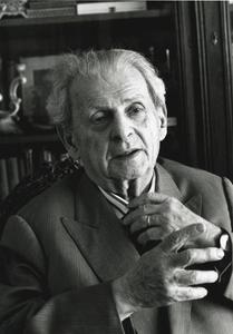 Ons menszijn ís de verbinding met de ander, zegt psycholoog De Wachter vanuit de filosofie van Emmanuel Levinas. Foto: Levinas. beeld Wikimedi
