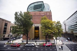 Het ”Museum of the Bible” in Washington maakte maandag bekend dat vijf tekstfragmenten die het museum bezit ten onrechte onder de Dode Zeerollen zijn geschaard. Duitse onderzoekers bogen zich over vijf van de zestien fragmenten die aangekocht werden door de rijke zakenman en museumoprichter Steve Green. Ze concludeerden dat de fragmenten niet afkomstig zijn uit de grotten rond de Dode Zee. beeld EPA, Jim Lo Scalzo