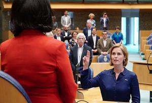 Hilde Palland legt de eed af bij haar installatie als Kamerlid op 29 mei 2019. Ze neemt de plaats in van oud-fractievoorzitter Sybrand Buma die burgemeester van Leeuwarden wordt. beeld CDA