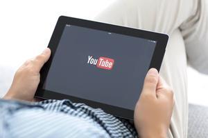 De aanbevolen video’s op YouTube duwen kijkers steeds meer de extreemrechtse kant op, concluderen de Volkskrant en De Correspondent na onderzoek. beeld Istock