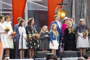 De koninklijke familie zingt het Wilhelmus tijdens Koningsdag 2016. beeld RD, Henk Visscher