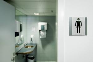 Het eerste genderneutrale toilet in het ministerie van Onderwijs werd in 2016 ‘geopend’.  beeld ANP, Robin van Lonkhuijsen