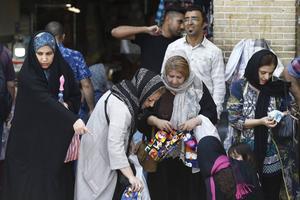 Veel Iraniërs prikken door het met list opererende regime heen, meer dan Europeanen dat doen. Foto: De Grand Bazaar in Teheran. beeld EPA, Abedin Taherkenareh