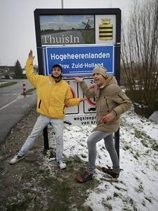 Sjaak Versluis en een compaan na de ludieke actie in de nieuwjaarsnacht. Zijn actiegroep, Hogeheerenlanden, vraagt aandacht voor het eigen karakter van de kernen in met name de voormalige gemeente Zederik. beeld Hogeheerenlanden