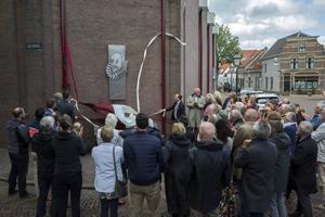 In Oudewater is zaterdag een muurplaat onthuld van Jacobus Arminius. Het nieuwe beeld –een roestvrijstalen muurplaat met een imprint van Arminius– kreeg een plek aan het Arminiusplein. Arminius werd rond het jaar 1560 in Oudewater geboren. Op de Dordtse synode (1618-1619) discussieerden de arminianen en de aanhangers van Francisus Gomarus onder meer over de menselijke verantwoordelijkheid in het heil. De navolgers van Arminius verenigden zich als de remonstranten. beeld Martin Droog