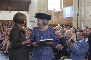 Prinses Beatrix kreeg zaterdag uit handen van auteur Katie Heyning het verzamelingenboek ”Van wijs en waan”. beeld Van Scheyen Fotografie