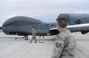 Een Amerikaanse drone van het type RQ-4 Global Hawk op een basis in Alaska. beeld EPA, Tristan Viglian
