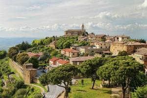 Italië telt ruim 26.000 parochiekerken. Door afnemend kerkbezoek zullen steeds meer bedehuizen hun deuren moet sluiten. Foto: het dorp Montalcino in Toscane. beeld iStock